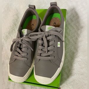 Cariuma OCA Low Premium Leather Sneaker